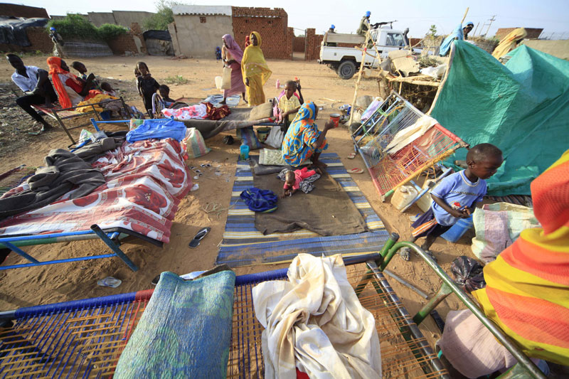 Sudán. 470.000 nuevos desplazados en 2013. Total: al menos 2,4 millones (diciembre 2013, IDMC) Este país ocupa el top 5 de los Estados con más desplazados del planeta. Solo Darfur tiene casi dos millones de ellos, la mayoría habitan en tiendas de campaña, pero las regiones del Kordofán Sur y el Nilo Azul también cuentan con masas de personas que han dejado sus hogares en busca de refugio. La violencia y la inseguridad reinan en un país con conflictos entre grupos armados y milicias progubernamentales, choques entre comunidades y tensiones tribales. Gran parte de las disputas locales están relacionadas con la competencia por recursos naturales, desde el agua y la tierra, pasando por el oro. A todo esto se le suma las crispadas relaciones entre los gobiernos de Sudán y Sudán del Sur que se acusan mutuamente de apoyar a grupos armados en sus respectivos territorios. En la foto, desplazados de Darfur en el campamento de tránsito de Nyala antes de regresar a sus pueblos. © /AFP/Getty Images