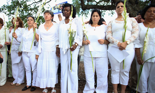 Berta Soler (en el centro), cofundadora de las Damas de Blanco, junto con mujeres de la disidencia, de la oposición y de representantes del exilio durante un acto en Florida. Joe Raedle/Getty Images