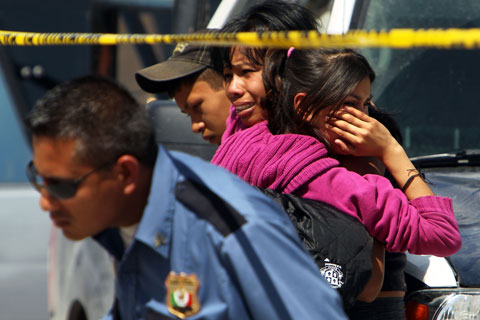 Familiares de dos hombres asesinados por un grupo de jóvenes vinculados al narcotráfico lloran, Ciudad Juárez. Spencer Platt/Getty Images