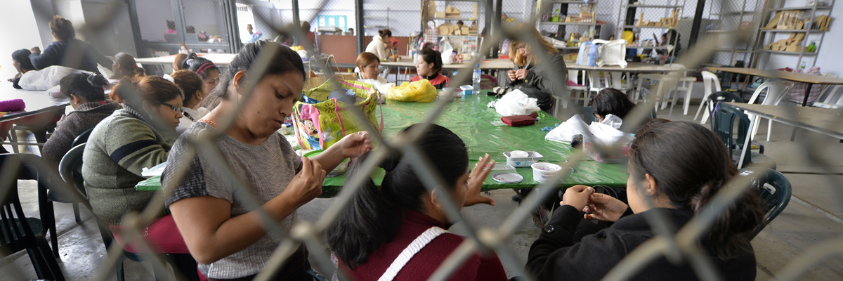 Mujeres reclusas, la mayoría con cargos por drogas, trabajan en un taller en la prisión Ancon 2, parte de Piedras Gordas, a 12 km de Lima, Perú. (Cris Bouroncle/AFP/Getty Images)