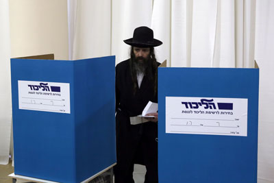 Un israelí vota en las elecciones primarias del partido Likud en diciembre 2014. AFP/Getty Images 