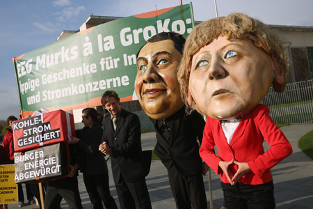 Activistas se manifiestan caracterizados como Angela Merkel y Sigmar Gabriel, ministro de Economía y Energía. Sean Gallup/Getty Images