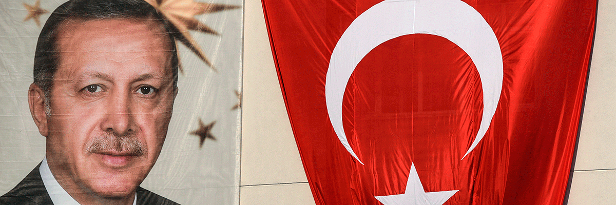 Un cartel del presidente Erdogan con la bandera de Turquía en Estambul. (Ozan Kose/AFP/Getty Images)