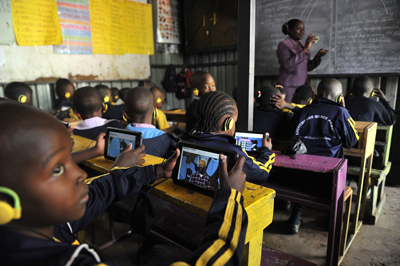 Una clase en escuela de niños en Kenia impartida con tablets creadas por una compañía local. (Simon Maina/AFP/Getty Images)