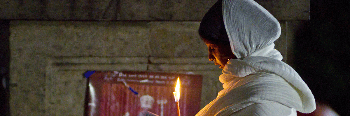 Una mujer lee las sagradas escrituras en la Catedral Santísima Trinidad de Addis Abeba, Etiopía (Ivan Lieman/AFP/Getty Images)