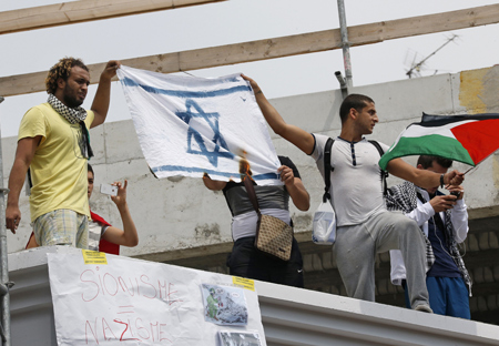 Manifestantes pro palestinos queman una bandera israelí dibujada en una manifestación contra Israel en París, Francia. (Francois Guillot/AFP/Getty Images)