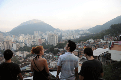Turistas en la favela de Santa Marta en Rio de Janeiro, bajo el programa del Gobierno 'Rio Top Tour' (Vanderlei Almeida/AFP/Getty Images)