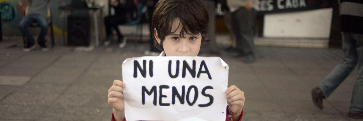 Un niño con una pancarta durante la manifestación de 'Ni una Menos' celebrada en abril 2015 en Buenos Aires (Argentina). (Eitan Abramovich/AFP/Getty Images)