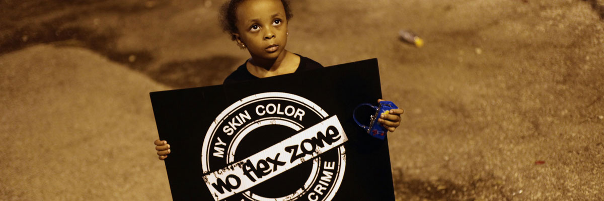 Una niña sostiene un cartel que dice "Mi color de piel no es un crimen" durante las protestas por el asesinato de Michael Brown en Ferguson, Missouri (Joshua Lott/AFP/Getty Images)