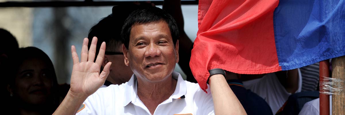El presidente electo de Filipinas, Rodrigo Duterte, saluda desde un autobús en la ciudad de Davao, Filipinas.