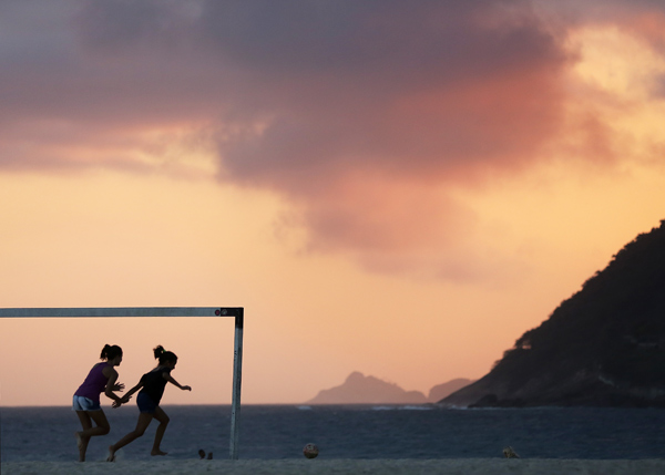 FÚTBOL: Dos chicas juegan al fútbol en la playa de Ipanema en Río de Janeiro. Dos grandes acontecimientos deportivos tendrán lugar en Brasil en los años venideros: el Mundial de Fútbol de 2014 y los Juegos Olímpicos de 2016. Brasil, la séptima economía del mundo y considerada como una potencia, ha invertido en el campeonato de fútbol cerca de 11.000 millones de dólares. MARIO TAMA/Getty Images