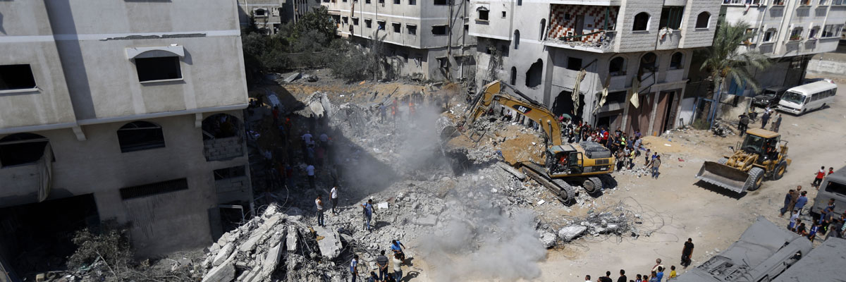 Excavadoras levantan la tierra en un barrio de la ciudad de Gaza (Mohammed Abed/AFP/Getty Images).