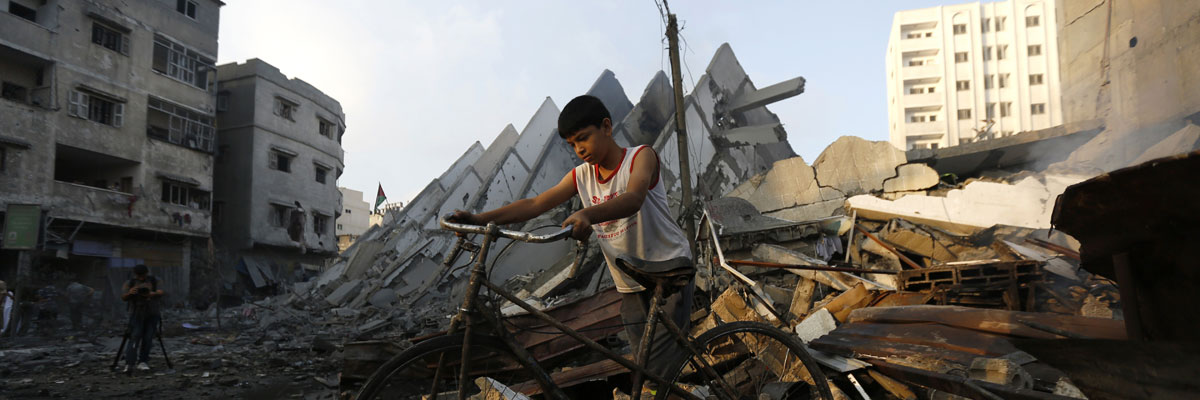 Un joven palestino camina entre los escombros de un edificio derribado por el Ejército israelí en Gaza. (Mohammed Abed/AFP/Getty Images