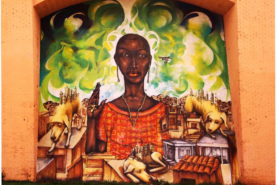 Una brutal y compleja visión de São Paulo, de la mano del artista callejero Opni. La favela, las negritudes, el color y el gris de esta megalópolis de dimensiones imposibles y donde la hostilidad del asfalto se entremezcla con las solidaridades ocultas de los cientos de micromundos que alberga. No por casualidad fue en São Paulo donde se expandió ese eslogan de “mais amor, por favor” que inundó los muros de la ciudad, en una llamada a humanizarla, como intentan estos grafiteros bajo los arcos de la 23 de Maio. Foto: Alisson da Paz