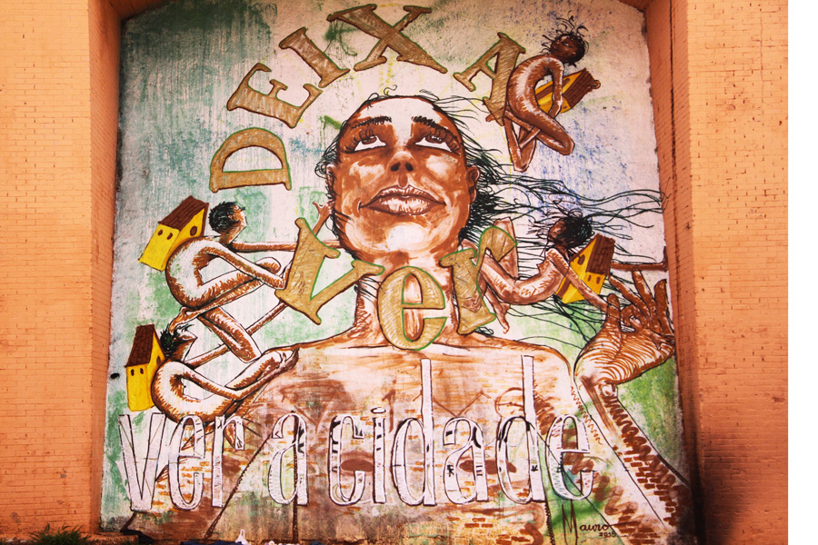 “Deixa ver a cidade”, deja ver la ciudad, nos dice Mauro en este mural. Su llamamiento es a volver la mirada a las periferias, a esos cientos de barrios invisibilizados que, sin embargo, están realizando la producción cultural más abundante, rica y creativa de São Paulo. Mauro Sergio Neri da Silva creció entre la favela y la naturaleza, en la periferia paulista, y contabiliza casi mil grafitis entre Brasil e Italia, donde suele frecuentar la Academia de Bellas Artes de Bolonia. Encabeza además el proyecto Imargem, un grupo de artistas y educadores que pretende promover la conciencia por la preservación ambiental a través del arte, y ha coordinado el proyecto Cartograffiti que, con ayuda del municipio, interviene en 21 puntos estratégicos del extremo sur de São Paulo. En este mural, Mauro recupera un eslogan -Deja ver la ciudad- repetido en su obra para llamar la atención sobre los muros invisibles en la urbe. Foto: Alisson da Paz