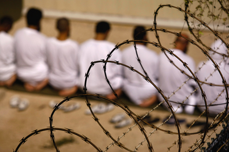Un grupo de detenidos en la prisión de Guantánamo reza. John Moore/Getty Images