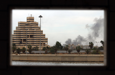 Edificios quemados en Benghazi tras los enfrentamientos entre el partidarios de las dos facciones. (Abdullah Doma/AFP/Getty Images)