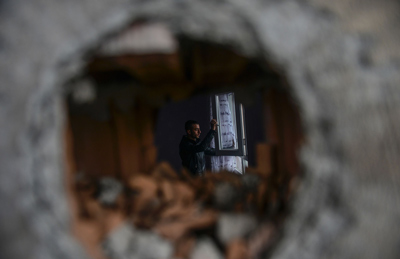 Un hombre en su casa dañada por los enfrentamientos entre kurdos y el Ejército turco en Dargecit. (Bulent Kilic/AFP/Getty Images)