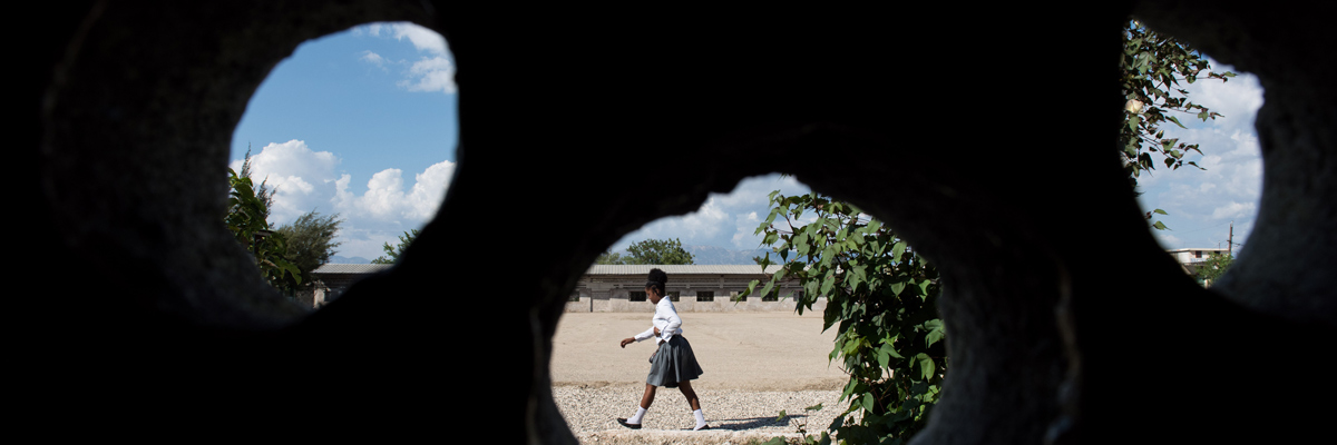 Una niña haitiana camina fuera de la capilla Santa Anne en Cite Soleil un barrio de Puerto Príncipe. (Andrew Renneisen/Getty Images)