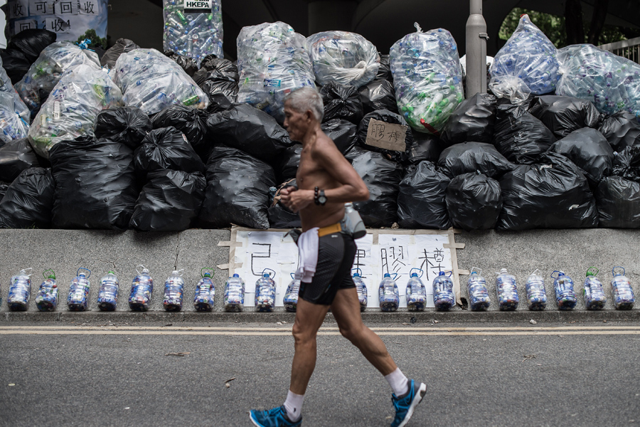 Limpieza. La recolección de basura se ha convertido en un quehacer diario y en una de las características más impresionantes de las sentadas es afán por demostrar su civismo. En la imagen se ven bolsas de plástico con botellas y recolección de basura (Philippe Lopez/AFP/Getty Images).