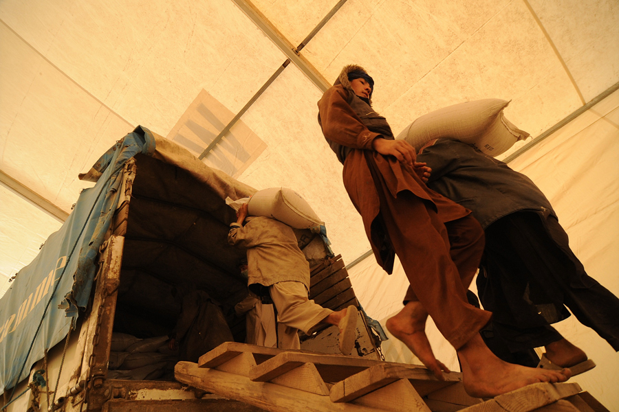 Carga de camiones en los almacenes del Programa Mundial de Alimentos para la distribución de alimentos en la región. Mazar e Sharif, norte de Afganistán, 2010. Fuente: Programa Mundial de Alimentos/Diego Fernández