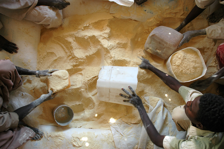 Punto de distribución de alimentos, en este caso harina fortificada de maíz y soja, CSB en sus siglas en inglés. La CSB proporciona suplementos de proteínas para prevenir y tratar deficiencias nutricionales. Kabkabiya, Darfur, Sudán, 2006. Fuente: Programa Mundial de Alimentos/Diego Fernández