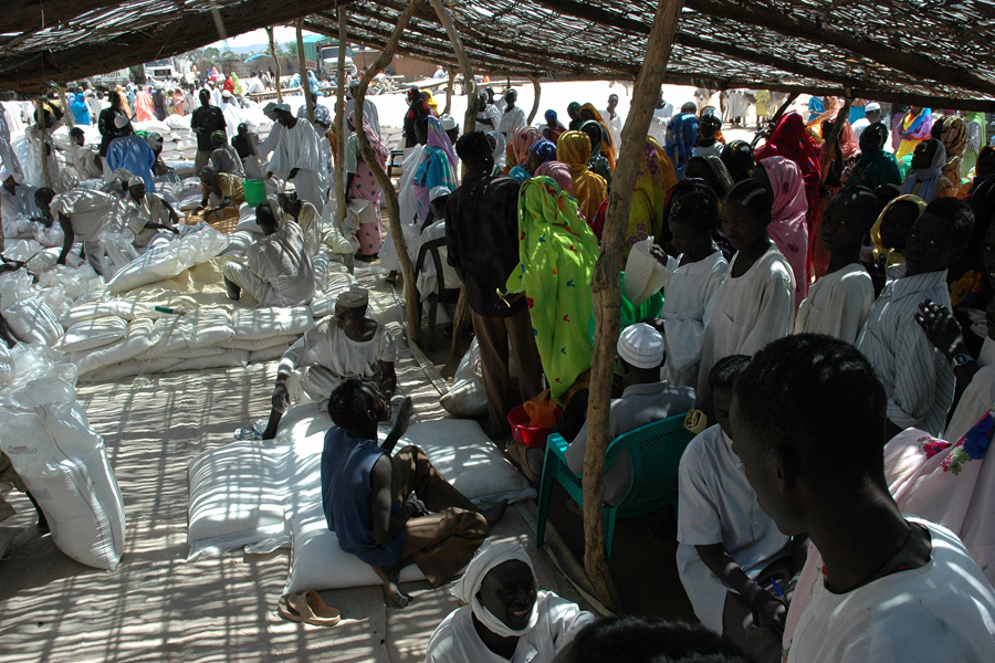 Punto de distribución de alimentos del Programa Mundial de Alimentos. El reparto de ayuda es una tarea compleja que requiere un gran esfuerzo de organización y coordinación. Saraf Omra, Darfur, Sudán, 2006. Fuente: Programa Mundial de Alimentos/Diego Fernández
