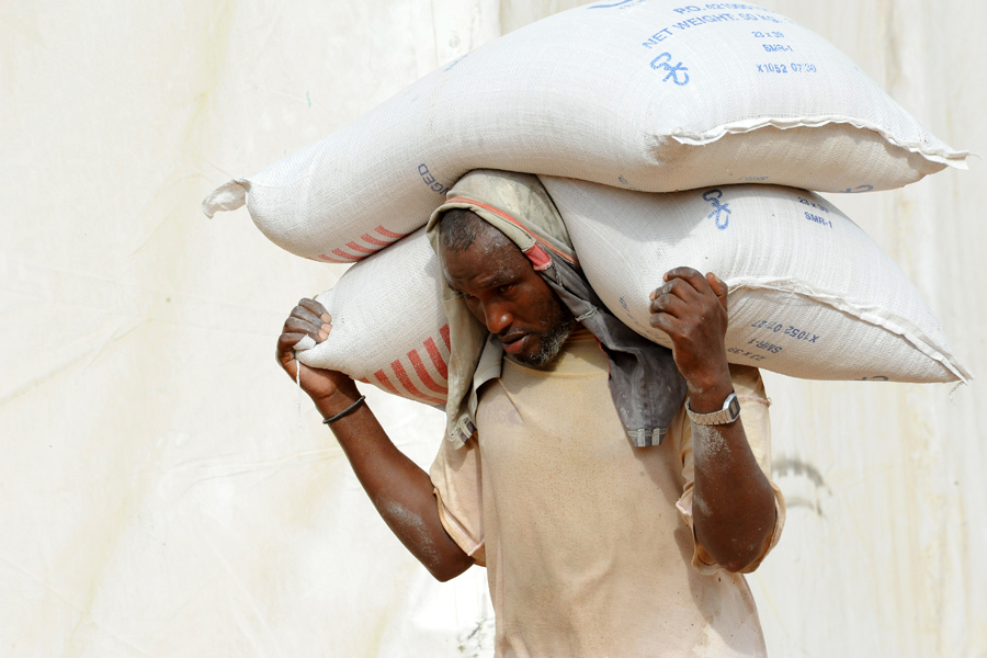 Almacenes del Programa Mundial de Alimentos, descarga y preparación de alimentos para su distribución. Campo de refugiados de Dadaab, Kenia, 2012. Fuente: Programa Mundial de Alimentos/Diego Fernández
