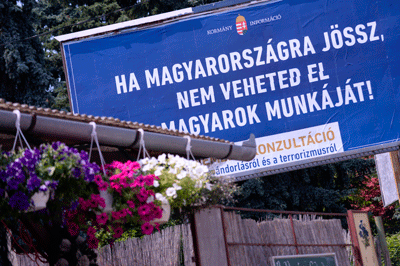 Un cartel del Estado contra la inmigración que reza: "Si vienes a Hungría, no puedes quitarnos el trabajo a los húngaros". (Attila Kisbenedek/AFP/Getty Images)
