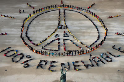 Un grupo de personas forman el símbolo de la paz en París bajo el eslogan "100% renovable". Martin Bureau/AFP/(Getty Images) 