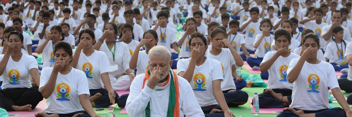 El primer ministro de India, Narendra Modi, participa en una sesión de yoga multitudinaria el Día Mundial del Yoga en Nueva Delhi (Prakash Singh/AFP/Getty Images)