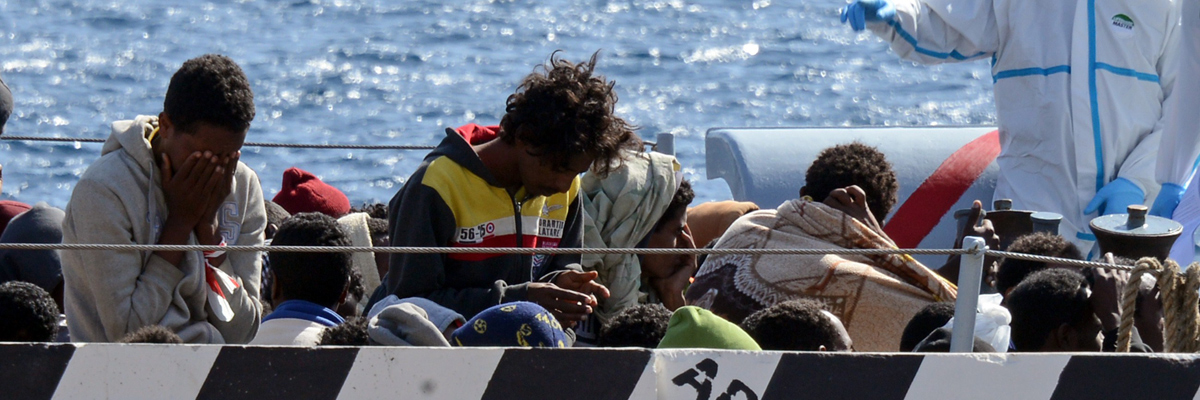 Inmigrantes subsaharianos llegan a las cosas de Italia (Giovanni Isolino/AFP/Getty Images)