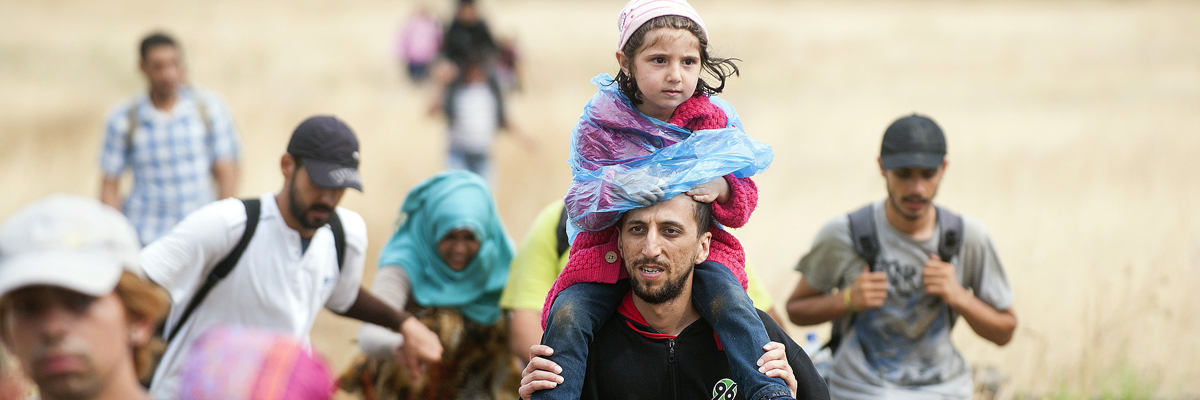 Refugiados cruzan la frontera entre Grecia y Macedonia. (Robert Atanasovski/AFP/Getty Images)