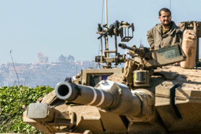 Un soldado israelí sobre un tanque situado en la frontera con Líbano. (Jack Guez/AFP/Getty Images)