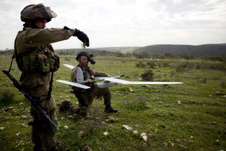 Soldados israelíes preparándose para lanzar un 'drone' Skylark. Uriel Sinai/Getty Images 