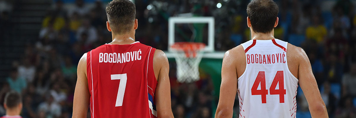 Bogdan Bogdanović y Bojan Bogdanović, jugadores de la selección de baloncesto de Serbia y Croacia en los Juegos Olímpicos de Río 2016. (Andrej Isakovic/AFP/Getty Images)