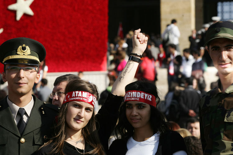 Otra de las novedades es la politización de muchos jóvenes que hasta las protestas de Gezi, sobre todo, recelaban del kemalismo y preferían un estilo de vida apolítico. Debido a su atractivo carácter, las protestas supieron cautivar a millones de escolares y estudiantes que poco a poco empiezan a revitalizar el legado de Atatürk. ADEM ALTAN/AFP/Getty Images