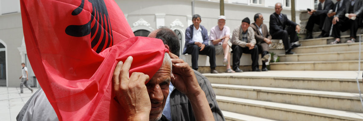 Un miembro de la Unión de Sindicatos Independientes de Kosovo participa en una protesta en Prístina que pide que se implementan medidas para mejorar los derechos de los trabajadores, mayo de 2013. Armend Nimani/AFP/Getty Image