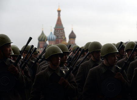 Desfile de soldados vestidos con uniformes de la Segunda Guerra Mundial en la Plaza Roja de Moscú durante una celebración militar. Vasily Maximov/AFP/Getty Images