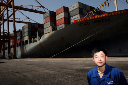 Un empleado de la compañía china COSCO en el puerto del Pireo en Grecia. Angelos Tzortzinis/AFP/Getty Images