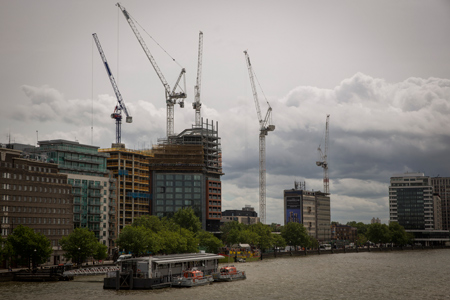 Construcción de edificios de lujo junto al río Támeis en Londres. (Rob Stothard/Getty Images)
