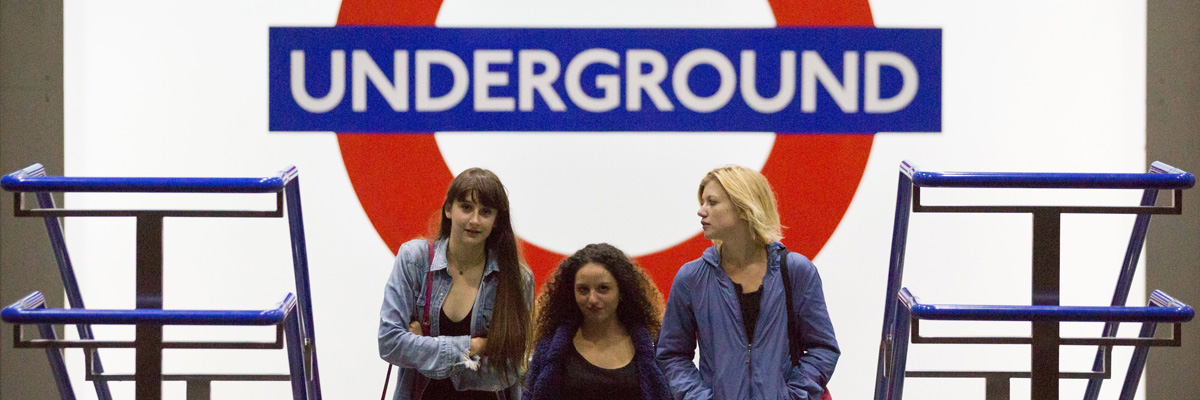 Una jóvenes de madrugada a la salida del metro de King's Cross St. Pancras en Londres tras las 24 horas de servios de metro, Night Tube, de la ciudad. (Daniel Leal-Olivas/AFP/Getty Images)