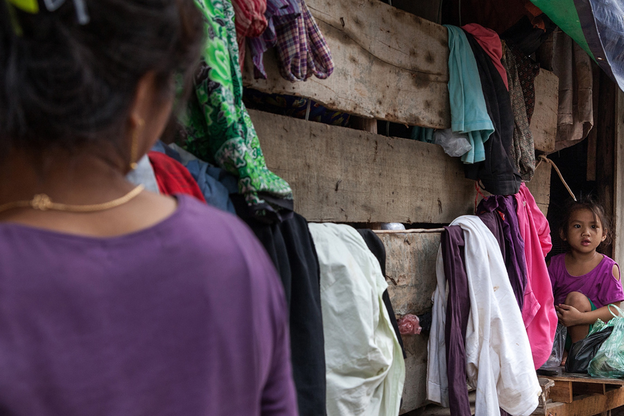Camboya. Con el puesto 132 del ranking, es uno de los países asiáticos peor situados. Muchas de estas madres trabajan para el sector textil, que emplea mayoritariamente mujeres jóvenes. No sólo tienen que sobrevivir con salarios que no sacan a sus familias de la miseria -el salario mínimo mensual ronda los 100 dólares-, sino que trabajan en pésimas condiciones de salubridad e higiene, lo que ha producido casos de desmayos masivos en las fábricas (http://es.globalvoicesonline.org/2014/04/11/camboya-relacionan-bajos-salarios-y-desmayos-masivos-en-fabricas-textiles/). Las mujeres trabajadoras del textil, incluidas las embarazadas, deben soportar imposiciones de sus empleadores como las estrictas limitaciones para ir al baño, como relata el informe Tira del Hilo (http://comerciojusto.org/tira-del-hilo-en-el-dia-mundial-del-comercio-justo/), recientemente publicado por la Coordinadora Estatal de Comercio Justo. (Omar Havana/Getty Images)