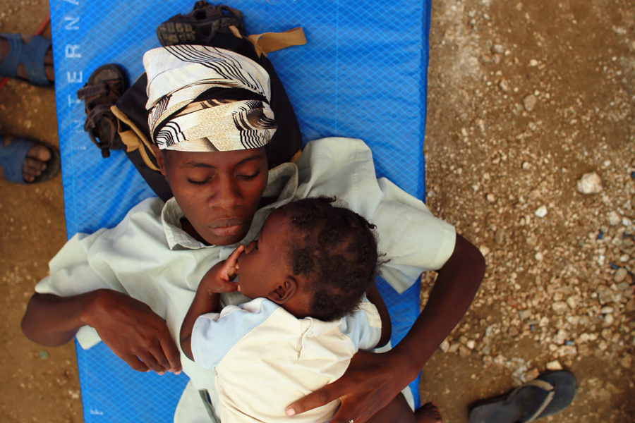 Haití. Es el país latinoamericano más golpeado por la pobreza, y las condiciones de vida no se han recuperado del brutal impacto del terremoto de 2010. En Haití, el riesgo de mortalidad materna es de 80 por 1.000 (http://www.lavanguardia.com/vangdata/20150505/54430426152/espana-septimo-mejor-pais-madres-save-the-children.html), y la expectativa es que un niño sea escolarizado por apenas 7,6 años. A los problemas de la pobreza y la desigualdad social se suma el desafío del sida: Haití es el país más afectado por el VIH (http://www.savethechildren.org/site/c.8rKLIXMGIpI4E/b.6151435/k.B1C9/Haiti.htm) fuera del África subsahariana, y el virus compromete la salud de madres y niños pobres con un inadecuado acceso a la sanidad. Pocas posibilidades hay, además, de que se acuerde el Gobierno de las dificultades de las mujeres en un país donde apenas el 3,5% de los cargos políticos son ocupados por mujeres. (Joe Raedle/Getty Images)