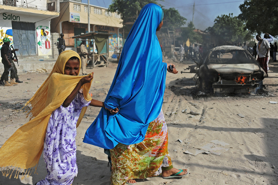 Somalia. Ocupa el último lugar del ranking de los 170 países estudiados. Las cifras escogidas por Save The Children para su estudio comparativo así lo avalan: una de cada 18 mujeres mueren en el momento del parto y los niños apenas completan una media de dos años y medio de educación formal, frente a los 17 años y medio del país mejor situado en la lista: Noruega. La desigualdad, tanto en el mundo como en el interior de cada país, es la palabra que sobrevuela todo el informe: el PIB per capita en Somalia es de 130 dólares (unos 115 euros) por persona y año, frente a los 53.470 dólares de Estados Unidos. Más de 400 veces más. Y esa brecha no deja de crecer año tras año. (Mohamed Abdiwahab/AFP/Getty Images)