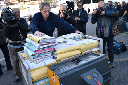 Un empleado de la justicia italiana empuja un carro cargado con archivos sobre el Caso Mafia Capitale. Alberto Pizzoli/AFP/Getty Images
