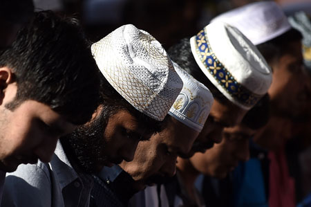 Hombres musulmes rezan en una calle de Kuala Lumpur durante el Ramadán. Manan Vatsyayana/AFP/Getty Images