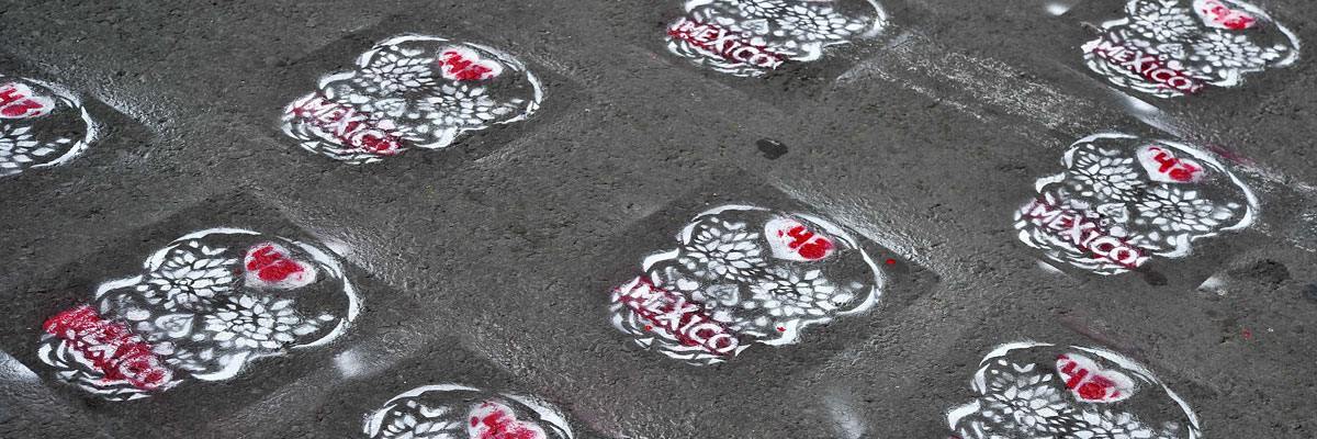 Calaveras pintadas en las calles de México DF en apoyo a las familias de los 43 estudiantes asesinados en Ayotzinapa. Yuri Cortez/AFP/Getty Images