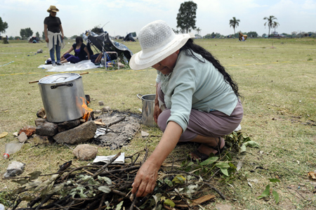 Una migrante boliviana en un parque en Buenos Aires donde han acampado para protestar por la precariedad de las viviendas en Argentina. (Daniel García/AFP/Getty Images)