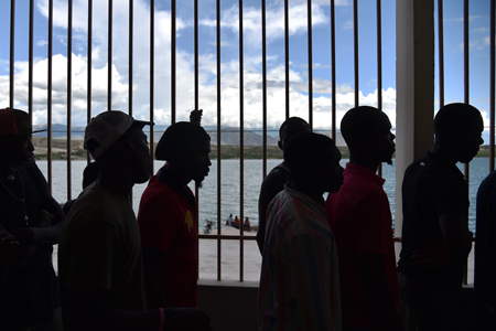 Haitianos deportados a Haití desde República Dominicana esperan en la frontera (Hector Retamal/AFP/Getty Images)